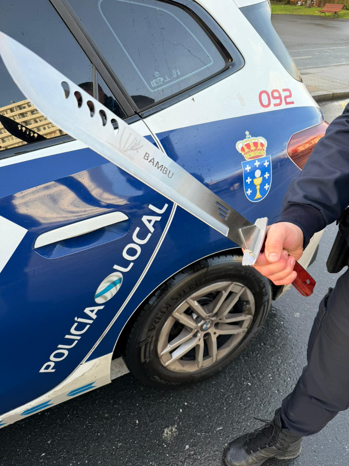 Machete incautado en una foto difundida polas redes sociales de la Asociaciu00f3n Profesional Policia Local de A Coruu00f1a