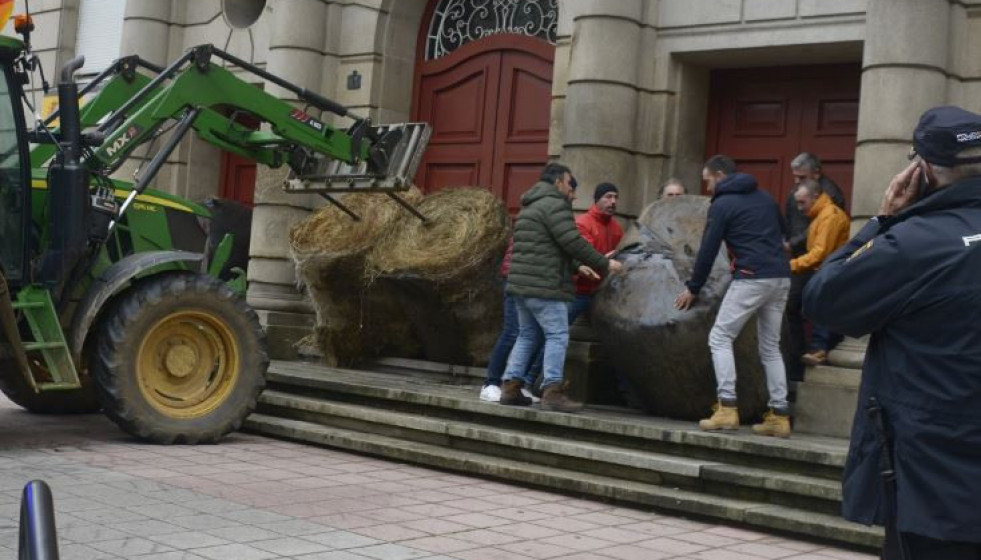 Ganaderos bloquean la puerta de la Subdelegación de Ourense