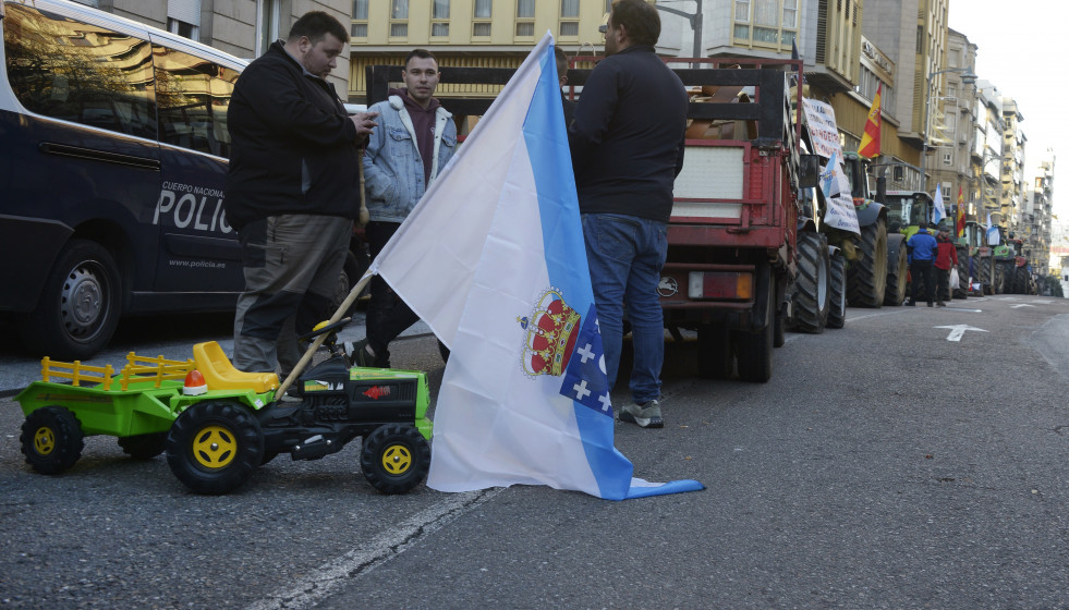 Tractores de ganaderos en el centro de Ourense, a 29 de diciembre de 2025, en Ourense, Galicia (España). Una tractorada de ganaderos colapsa el centro de Ourense este lunes, en el entorno de la Subde