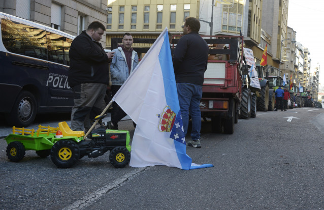 Tractores de ganaderos en el centro de Ourense, a 29 de diciembre de 2025, en Ourense, Galicia (España). Una tractorada de ganaderos colapsa el centro de Ourense este lunes, en el entorno de la Subdelegación del Gobierno, en contra del acuerdo de la UE co
