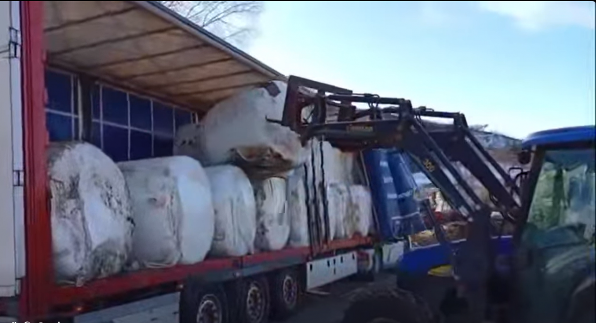 Descarga balas forraje 1