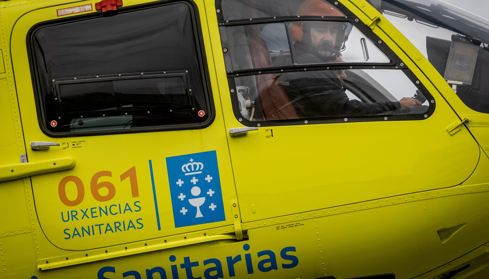 Archivo - Un helicóptero del 061 en el helipuerto del Hospital Provincial de Conxo, a 7 de marzo de 2025, en Santiago de Compostela.