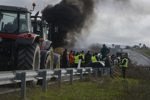 Agricultores y ganaderos cortan la A-52 con tractores y rollos de paja, a 10 de enero de 2026, en Xinzo de Limia, Orense, Galicia (España).
