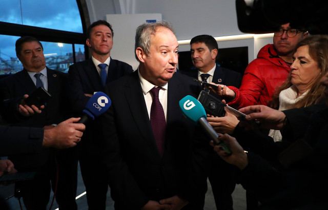 El ministro de Industria y Turismo, Jordi Hereu, atiende a los medios durante una visita al astillero de Navantia, a 12 de enero de 2026, en Ferrol.