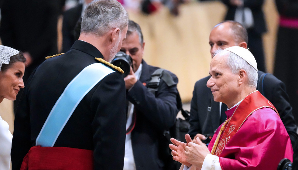 Archivo - (I-D) La Reina Letizia y el Rey Felipe VI saludan al Papa León XIV tras la misa de inicio de su Pontificado, en la plaza de San Pedro, en la plaza de San Pedro, a 17 de mayo de 2025, en Ciu