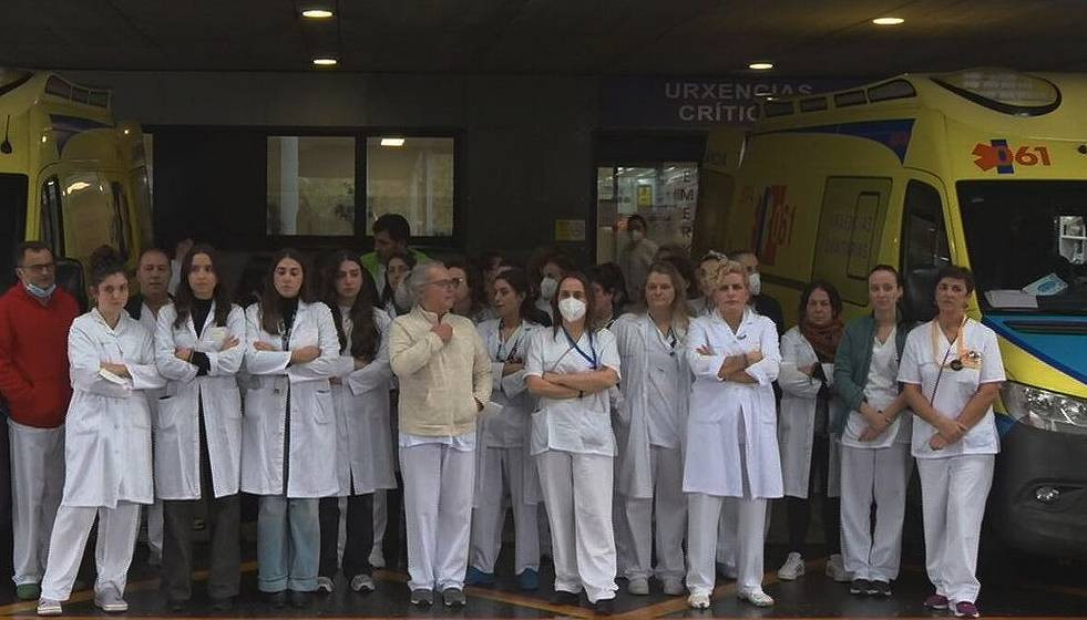 El personal de Urgencias del Hospital u00c1lvaro Cunquerio de Vigo lleva semanas realizando paros todas las tardes para denunciar el colapso de Urgencias