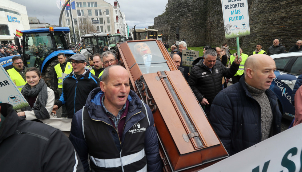 Manifestantes  durante una tractorada en contra del acuerdo alcanzado de Mercosur, a 12 de enero de 2026, en Lugo, Galicia (España). Productores de lácteos y carne se movilizan en la serie de protes
