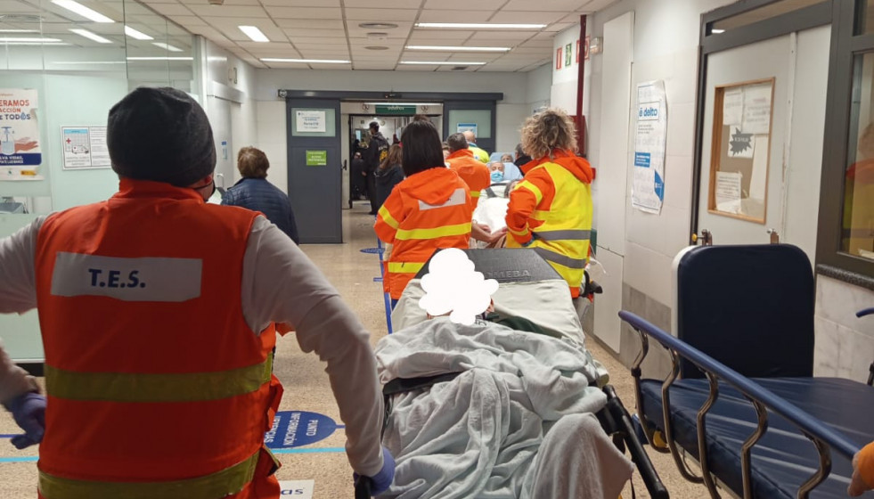 Pacientes en los pasillos de Urgencias del CHUS en Santiago en una foto de la Asociación de Pacientes e Usuarios del hospital