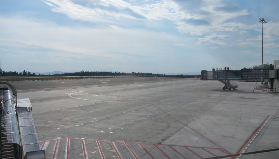 Archivo - Pista de la nueva terminal del aeropuerto de Lavacolla