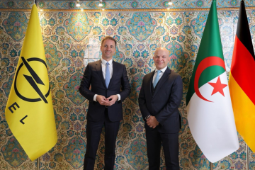 Florian Huettl de Open con un representante del Gobierno de Argelia