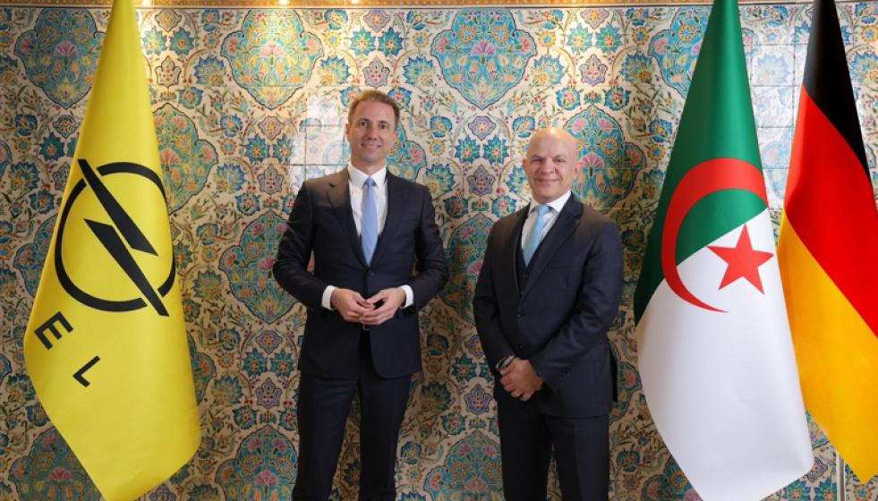 Florian Huettl de Open con un representante del Gobierno de Argelia