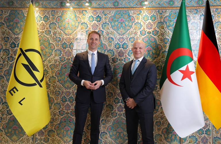 Florian Huettl de Open con un representante del Gobierno de Argelia