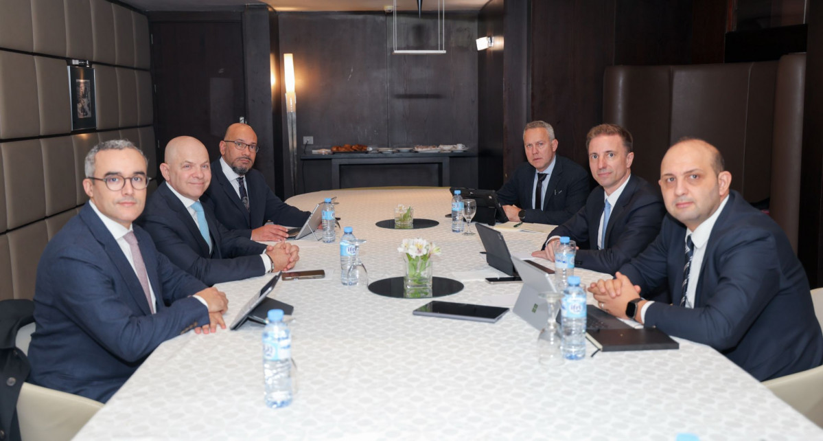 Reuniu00f3n de representantes de Argelia y Opel en una foto del Linkedin de Florian Huettl