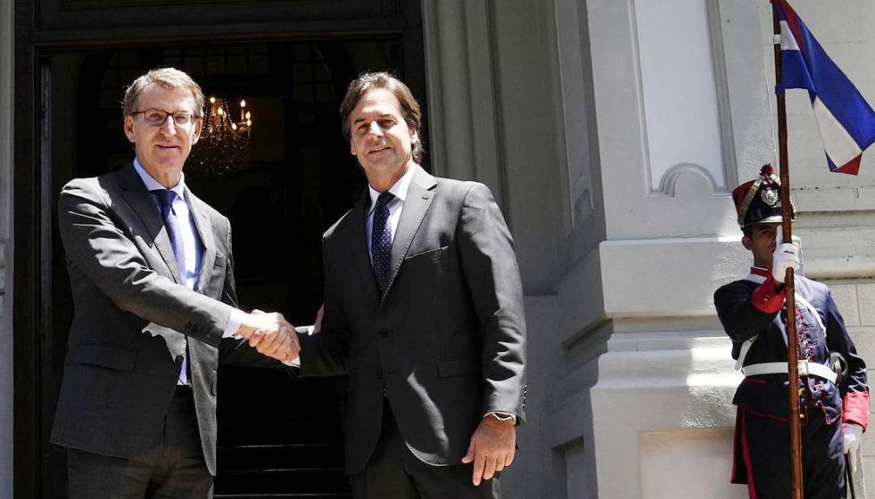 Feijóo aprenado la mano al presidente de Uruguay Lacalle durante la visita en la que apremió la firma del tratado de libre comercio entre la UE y Mercosur