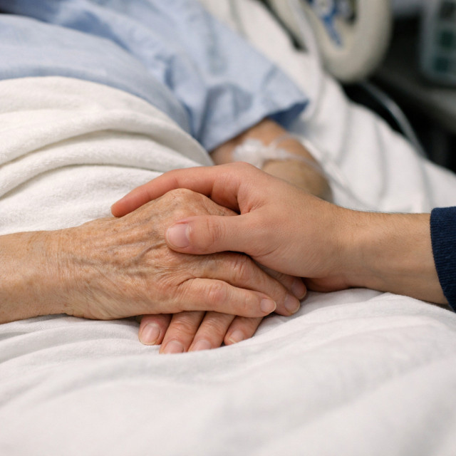 Una persona mayor convaleciente.