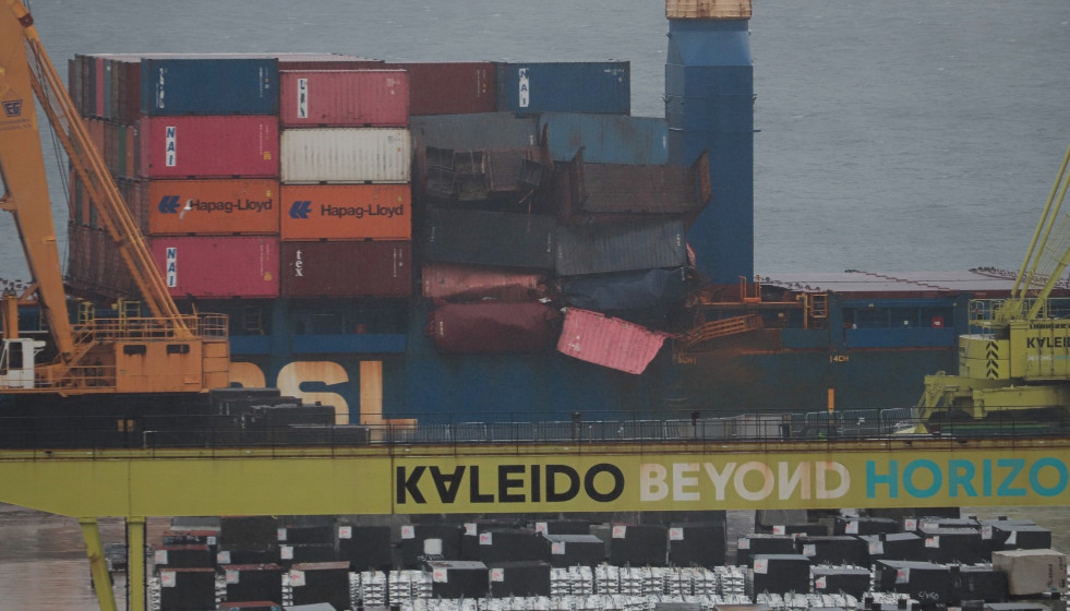 El buque portacontenedores 'María Francisca', atracado en el puerto de Vigo, a donde llegó tras sufrir un corrimiento de carga durante su travesía.