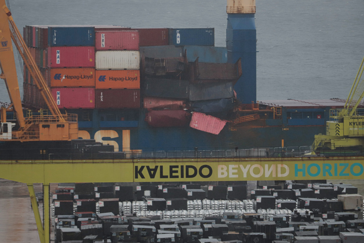 El buque portacontenedores 'María Francisca', atracado en el puerto de Vigo, a donde llegó tras sufrir un corrimiento de carga durante su travesía.