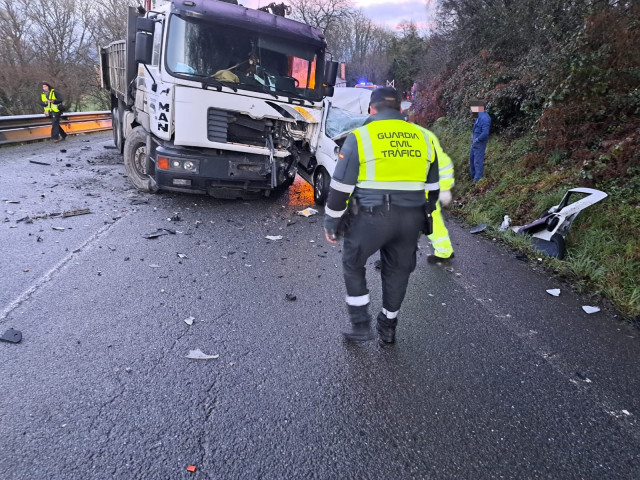 Accidente en el que muere el conductor de una furgoneta en una colisión frontal contra un camión en Sarria