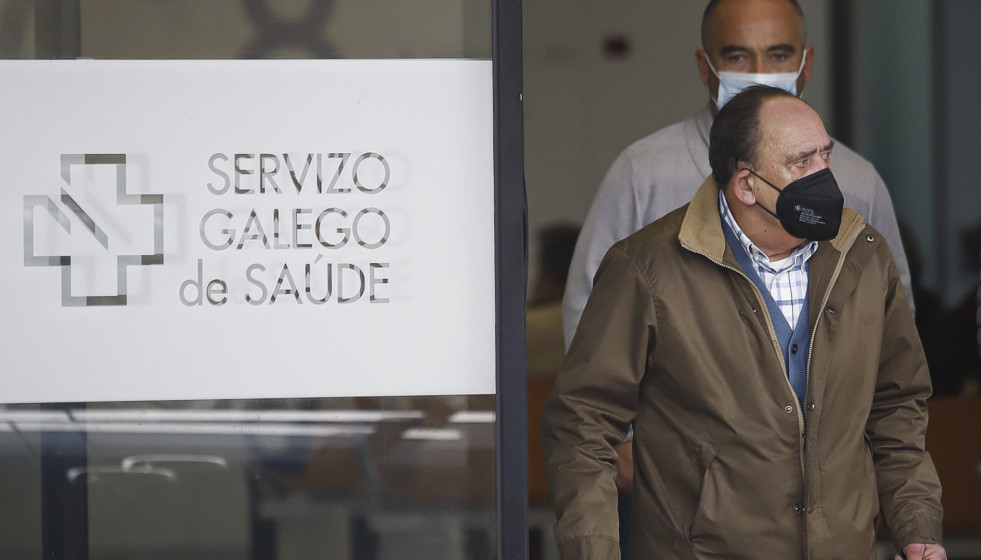 Archivo - Dos hombres salen con mascarilla del Hospital Álvaro Cunqueiro de Vigo, a 10 de enero de 2024, en Vigo