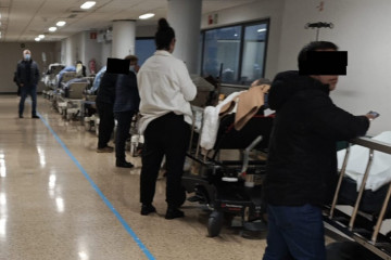 Pacientes esperando en los pasillos de Urgencias a que los suban a planta en una imagen de la Asociación de Pacientes tomada el lunes