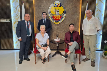 Familiares de Diego Bello con el director del NBI en Filipinas