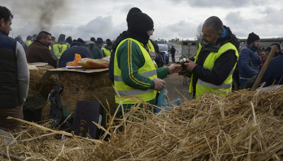 Agricultores y ganaderos cortan la A-52 con tractores y rollos de paja, a 10 de enero de 2026, en Xinzo de Limia, Orense, Galicia (España). El corte, que afecta a los dos carriles de circulación de