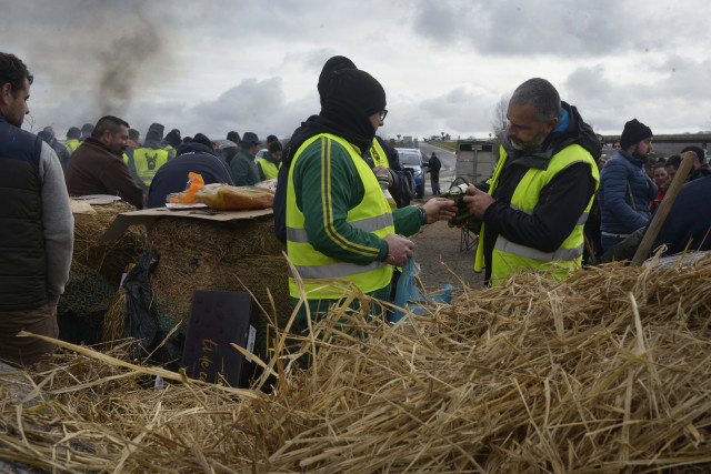 Agricultores y ganaderos cortan la A-52 con tractores y rollos de paja, a 10 de enero de 2026, en Xinzo de Limia, Orense, Galicia (España). El corte, que afecta a los dos carriles de circulación de la autovía durante varios kilómetros, es una protesta de