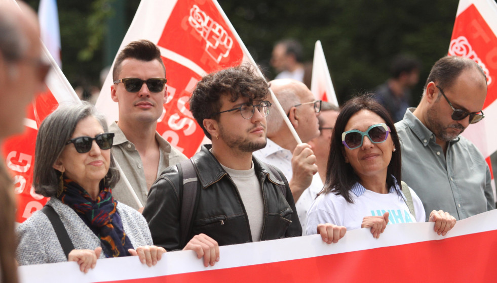 El secretario xeral de las Xuventudes Socialistas de Galicia, Xurxo Doval, en una manifestación junto a cargos del PSdeG