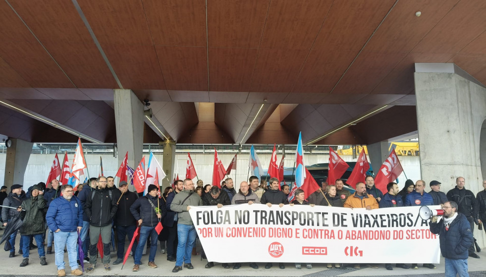 Trabajadores del transporte de viajeros de A Coruña se movilizan en Santiago.
