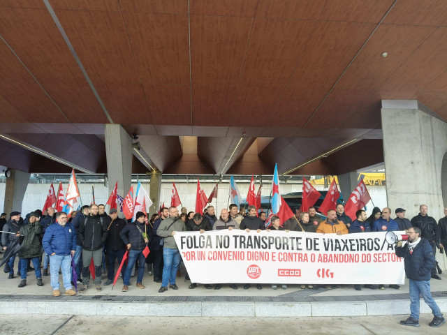 Trabajadores del transporte de viajeros de A Coruña se movilizan en Santiago.