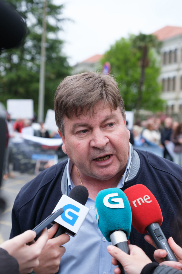 Archivo - El presidente de las Cofradías de Galicia, José Antonio Pérez Sieira, durante la concentración en Defensa do Sector Percebeiro de Galicia e Contra as chapuzas políticas ao sector do mar, ante la sede de la Xunta , a 14 de abril de 2023, en Santi