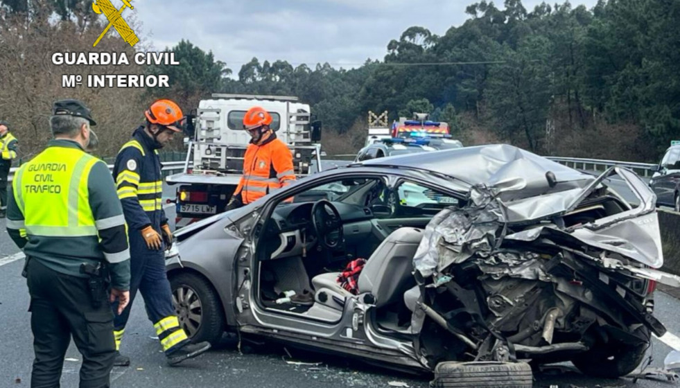 Accidente en la AP-9 entre un camión de mercancías peligrosas y un coche, a 17 de enero de 2026.