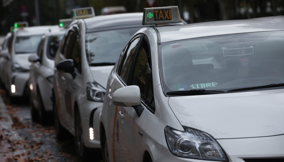 Archivo - Varios taxis a la espera de clientes, guardan turno en una parada.