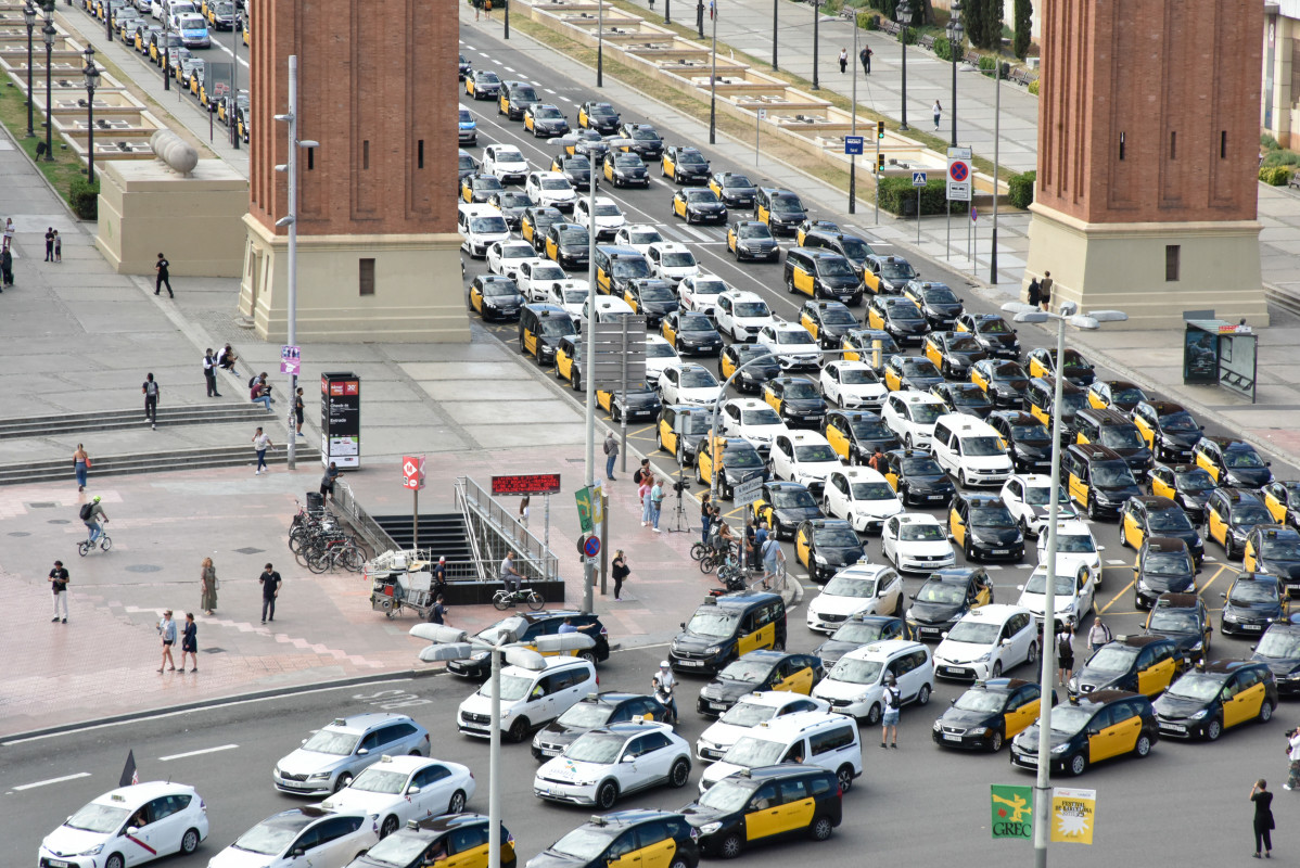 Multitud de Taxis durante una marcha lenta hasta la Delegación del Gobierno contra la liberalización de los VTC, a 14 de junio de 2023, en Barcelona, Catalunya (España). El taxi metropolitano de Ba