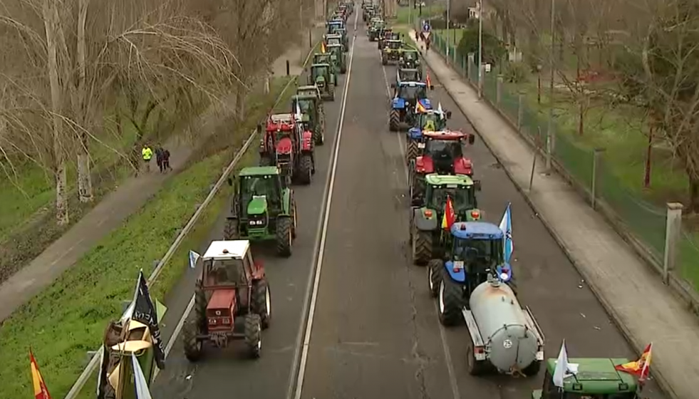 Tractores en la N 120  TVG