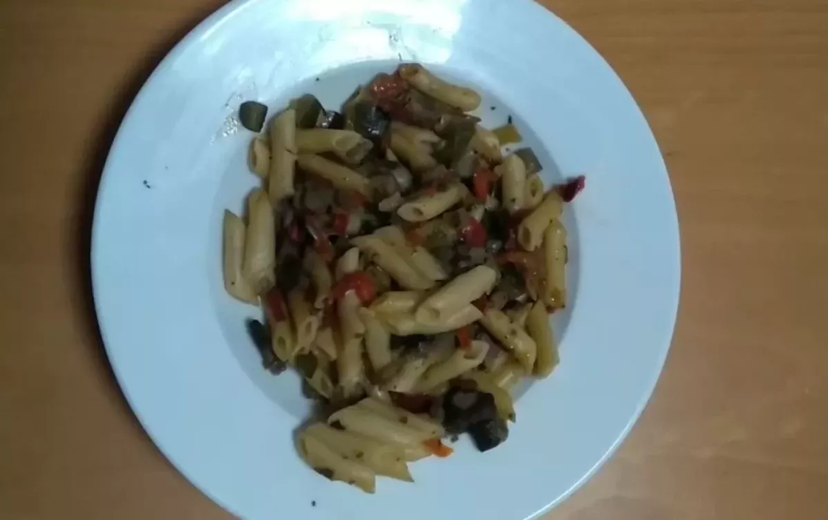 Uno de los platos recalenados servidos en la residencia de Ortigueira esta Navida