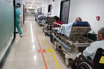 Pacientes con ingreso firmado esperando en el pasillo de las urgencias de Santiago a una cam