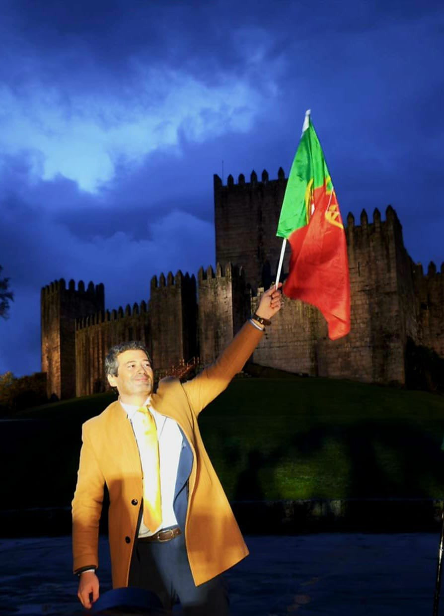 Andru00e9 Ventura en Gimaraes, primera capital de Portugal, durante  la campau00f1a