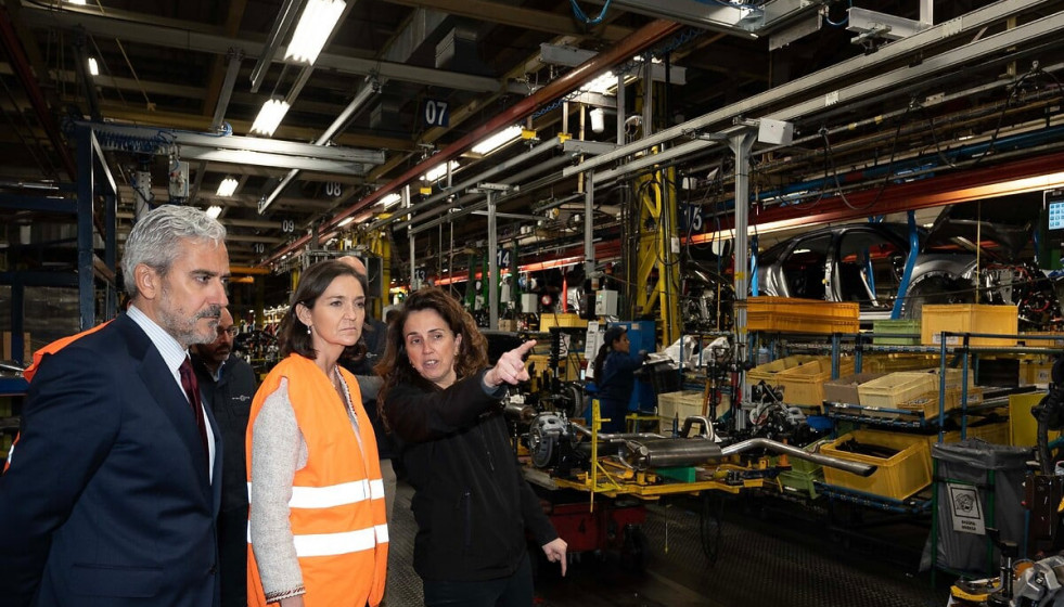 El interior de la fábrica de Stellantis en Villaverde en una foto de 2023 durante una visita de la entonces minsitra de Industria
