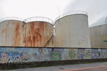 Depósitos en O Ferrazo en el puerto de Vilagarcía en cuyo entorno se prentende instalar la planta