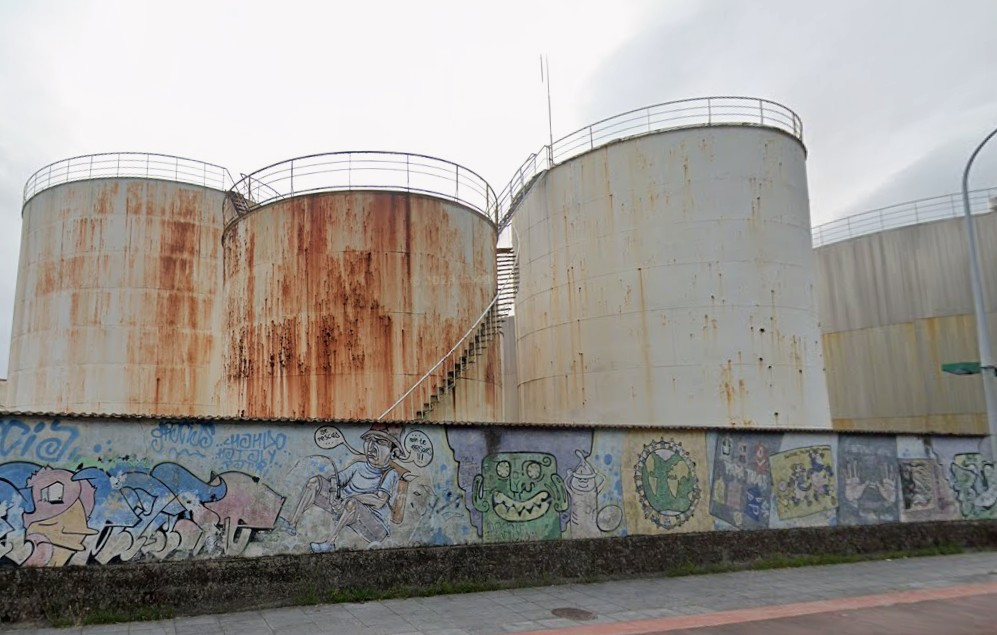 Depu00f3sitos en O Ferrazo en el puerto de Vilagarcu00eda en cuyo entorno se prentende instalar la planta