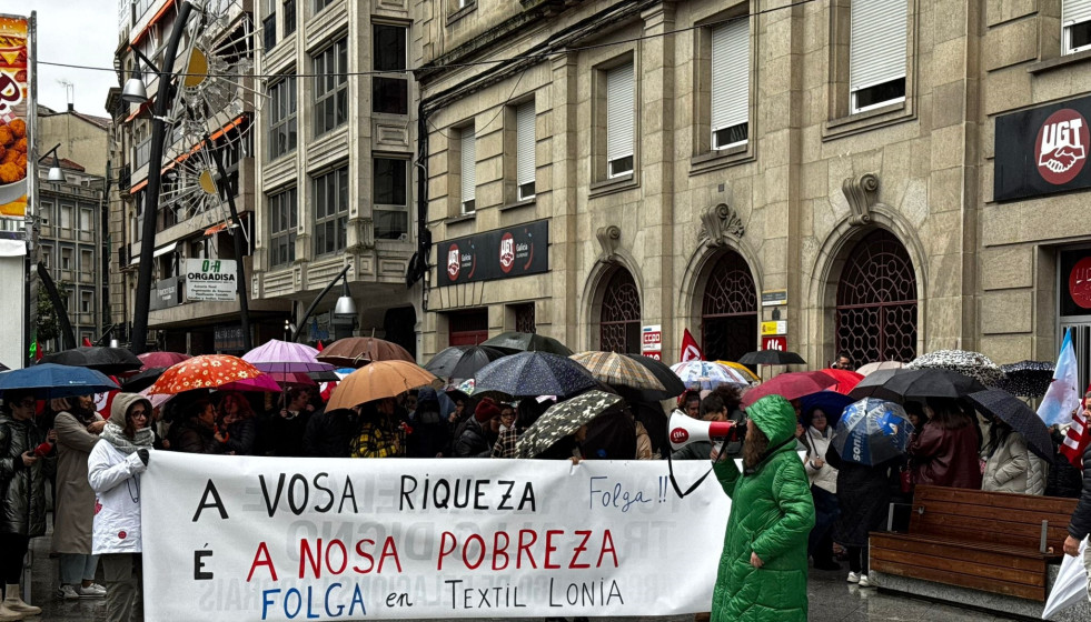 Los trabajadores de la empresa Sociedad Textil Lonia se manifiestan en Ourense para reclamar mejoras salariales y laborales
