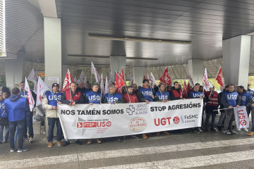 Los vigilantes de seguridad d elos cnetros sanitarios de Galicia, concentrados a las puertas del Hospital Provincial de Santiago de Compostela