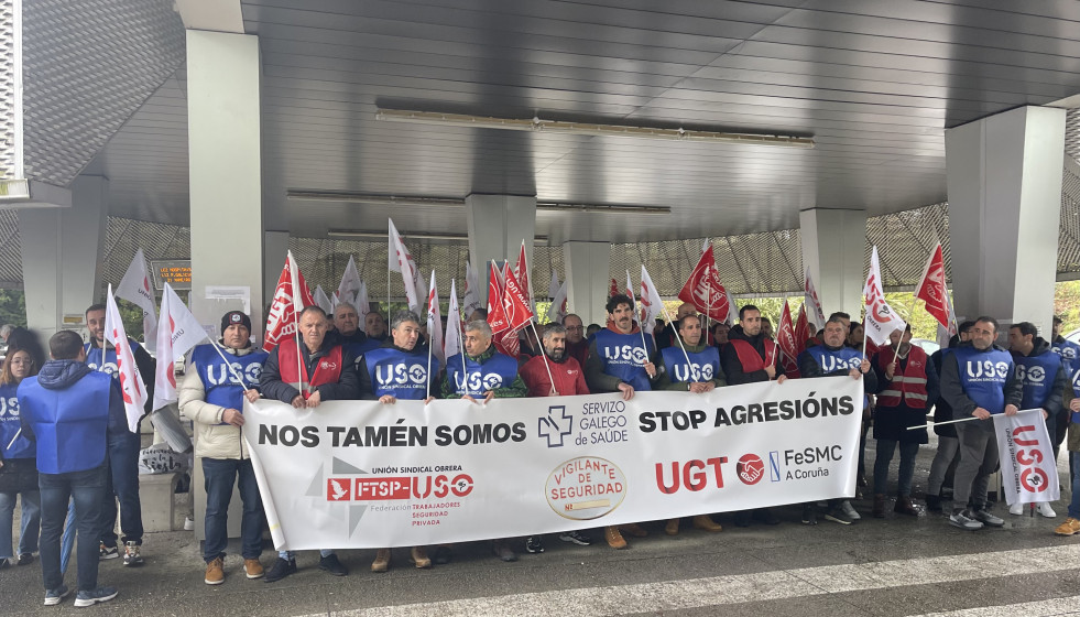 Los vigilantes de seguridad d elos cnetros sanitarios de Galicia, concentrados a las puertas del Hospital Provincial de Santiago de Compostela