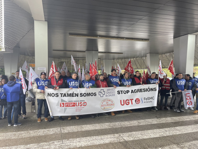 Los vigilantes de seguridad d elos cnetros sanitarios de Galicia, concentrados a las puertas del Hospital Provincial de Santiago de Compostela