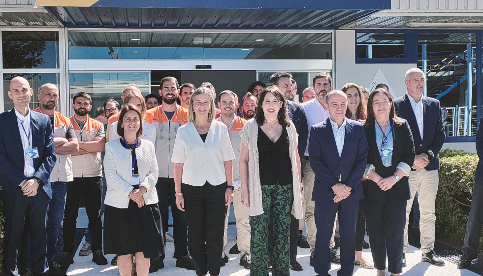La conselleira de Economía, María Jesús Lorenana, junto a la directora de AGAIN, Patricia Argerey, y la directora de GKN Vigo, Consuelo Domínguez, entre otras autoridades y trabajadores de la fact