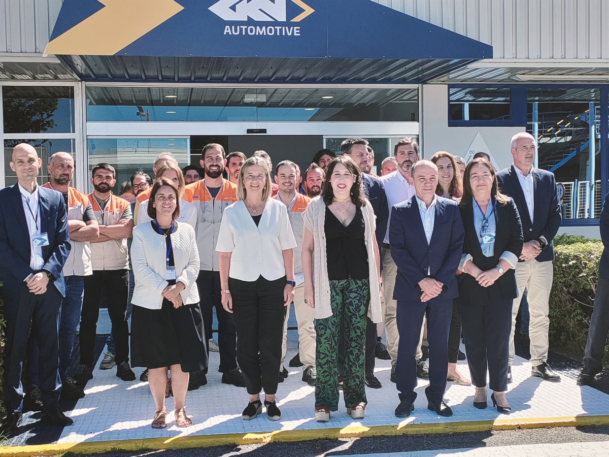 La conselleira de Economía, María Jesús Lorenana, junto a la directora de AGAIN, Patricia Argerey, y la directora de GKN Vigo, Consuelo Domínguez, entre otras autoridades y trabajadores de la fact