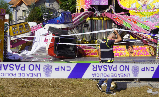 Archivo - Un agente de la Policía Nacional junto a la atracción en la que murió un joven, en agosto de 2024, en Matamá, Vigo (Pontevedra).