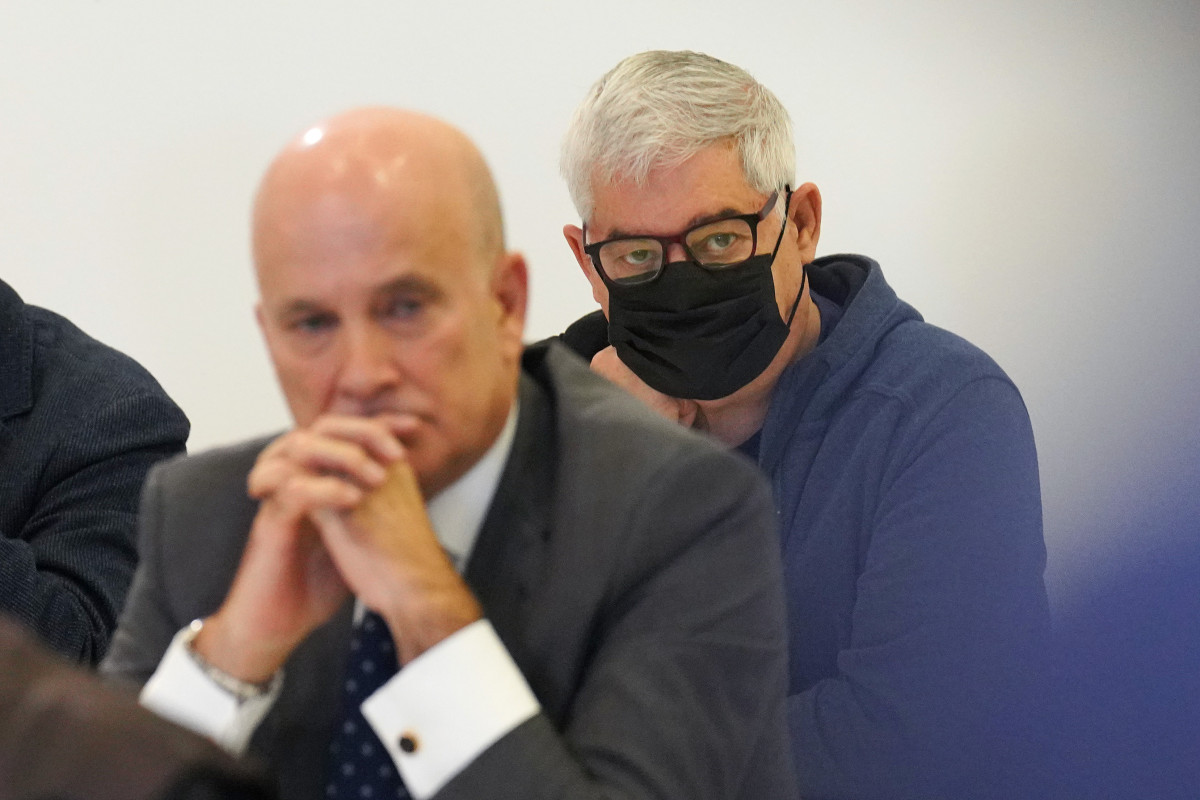 Archivo - El exdirector de Seguridad en la circulación de Adif, Andrés Cortabitarte (i) y el maquinista del tren Francisco Garzón (d), durante la primera jornada del juicio por el accidente ferrovi