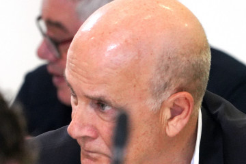 Archivo - El exdirector de Seguridad en la circulación de Adif, Andrés Cortabitarte, y el maquinista del Alvia accidentado en segundo plano, Francisco Garzón, en una jornada del juicio celebrado en